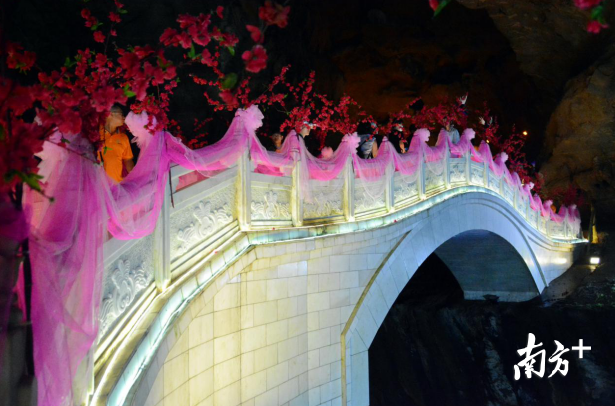 連州地下河鵲橋成為了“七夕網(wǎng)紅橋”。