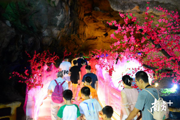 鵲橋布置好3天時(shí)間，已有1萬多名游客來游玩體驗(yàn)。