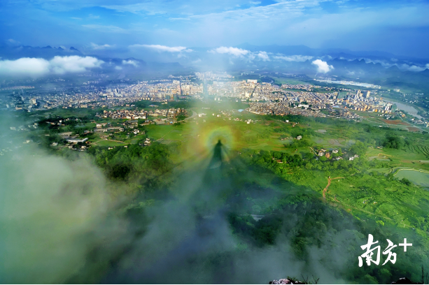 巾峰佛光。劉志成 攝