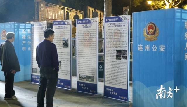 群眾觀看宣傳展板。段燦 攝