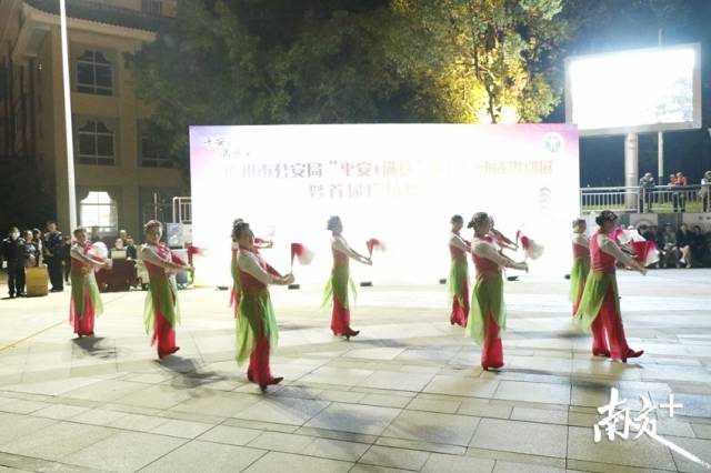 巡展特別增加了廣場(chǎng)舞表演賽內(nèi)容，吸引了近50支隊(duì)伍參加。段燦 攝