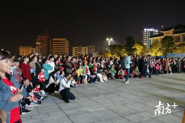 活動(dòng)吸引了眾多市民群眾。段燦 攝