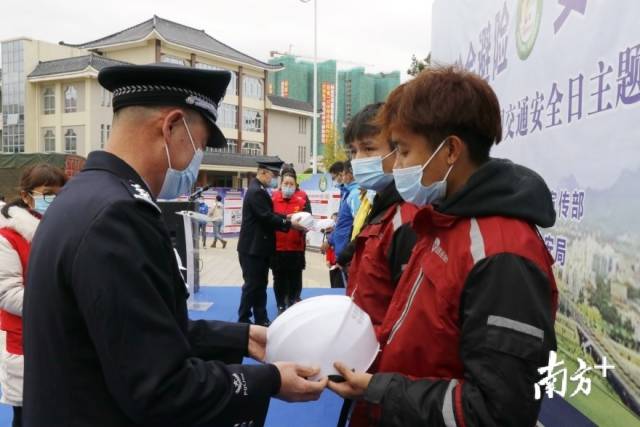 活動(dòng)現(xiàn)場(chǎng)還為快遞行業(yè)代表贈(zèng)送了有著安全保障的頭盔。段燦 攝