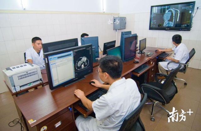 6個(gè)中心能讓鎮(zhèn)鄉(xiāng)的群眾實(shí)現(xiàn)在鎮(zhèn)衛(wèi)生院看病，一樣能享受到市區(qū)醫(yī)院的優(yōu)質(zhì)服務(wù)，實(shí)現(xiàn)讓數(shù)據(jù)多跑腿、群眾少跑腿。