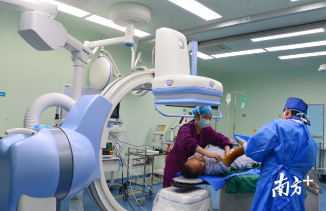 連州形成“基層檢查、基層收費(fèi)、上級(jí)診斷”就醫(yī)新格局，有效解決群眾“看病難、看病貴、看病遠(yuǎn)”難題。黃津 攝