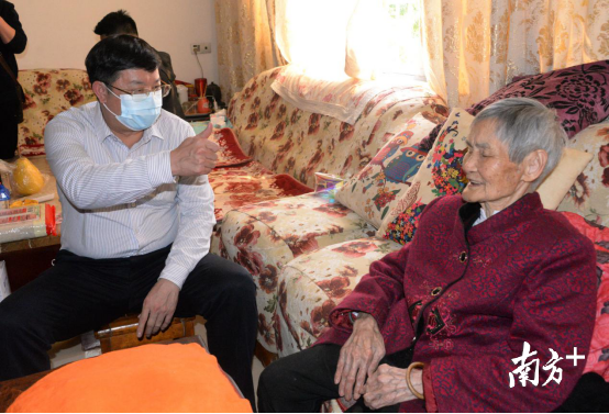 在百歲老人黃廣珍家，連州市長(zhǎng)唐慶衛(wèi)豎起大拇指點(diǎn)贊老人。黃津 攝