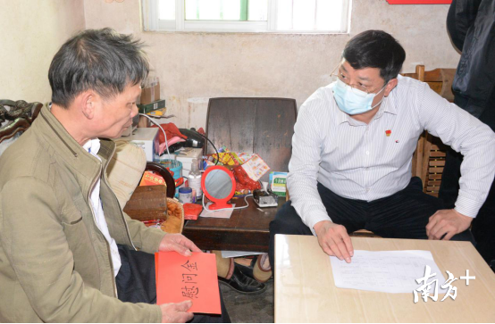 唐慶衛(wèi)希望黃貴標(biāo)，要叮囑小兒子讀好書(shū)來(lái)，爭(zhēng)取考上好的大學(xué)。黃津 攝