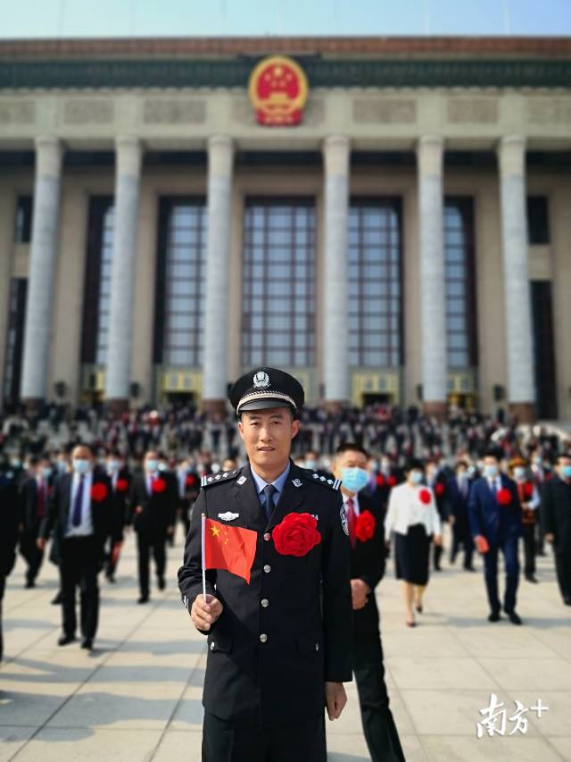 連州市瑤安鄉(xiāng)大營村駐村第一書記兼扶貧工作隊(duì)隊(duì)長、清遠(yuǎn)市公安局交警支隊(duì)高速七大隊(duì)教導(dǎo)員黃智勇獲授“全國脫貧攻堅(jiān)先進(jìn)個人”稱號。圖片由受訪者提供