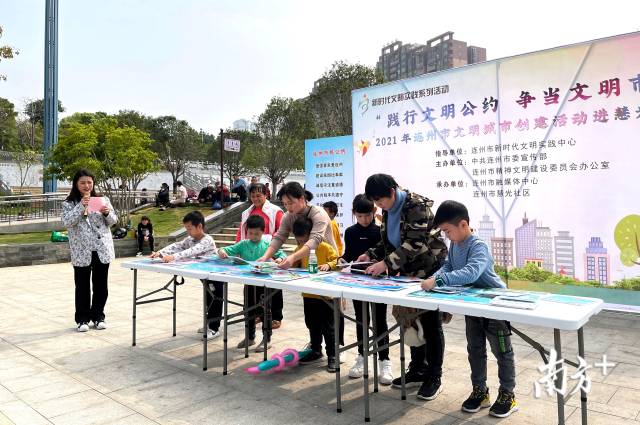 孩子們參與文明拼圖趣味游戲。段燦 攝