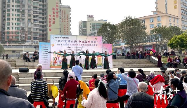 3月14日，連州開展“踐行文明公約，爭當(dāng)文明市民”主題2021年連州市文明城市創(chuàng)建活動走進(jìn)社區(qū)活動。段燦 攝