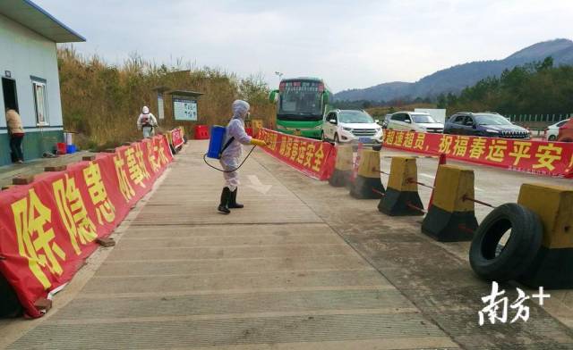 對省交界鳳頭嶺檢測點(diǎn)進(jìn)行消毒。