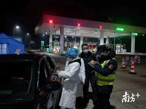 醫(yī)務(wù)、交警等人員在防控點24小時值守。