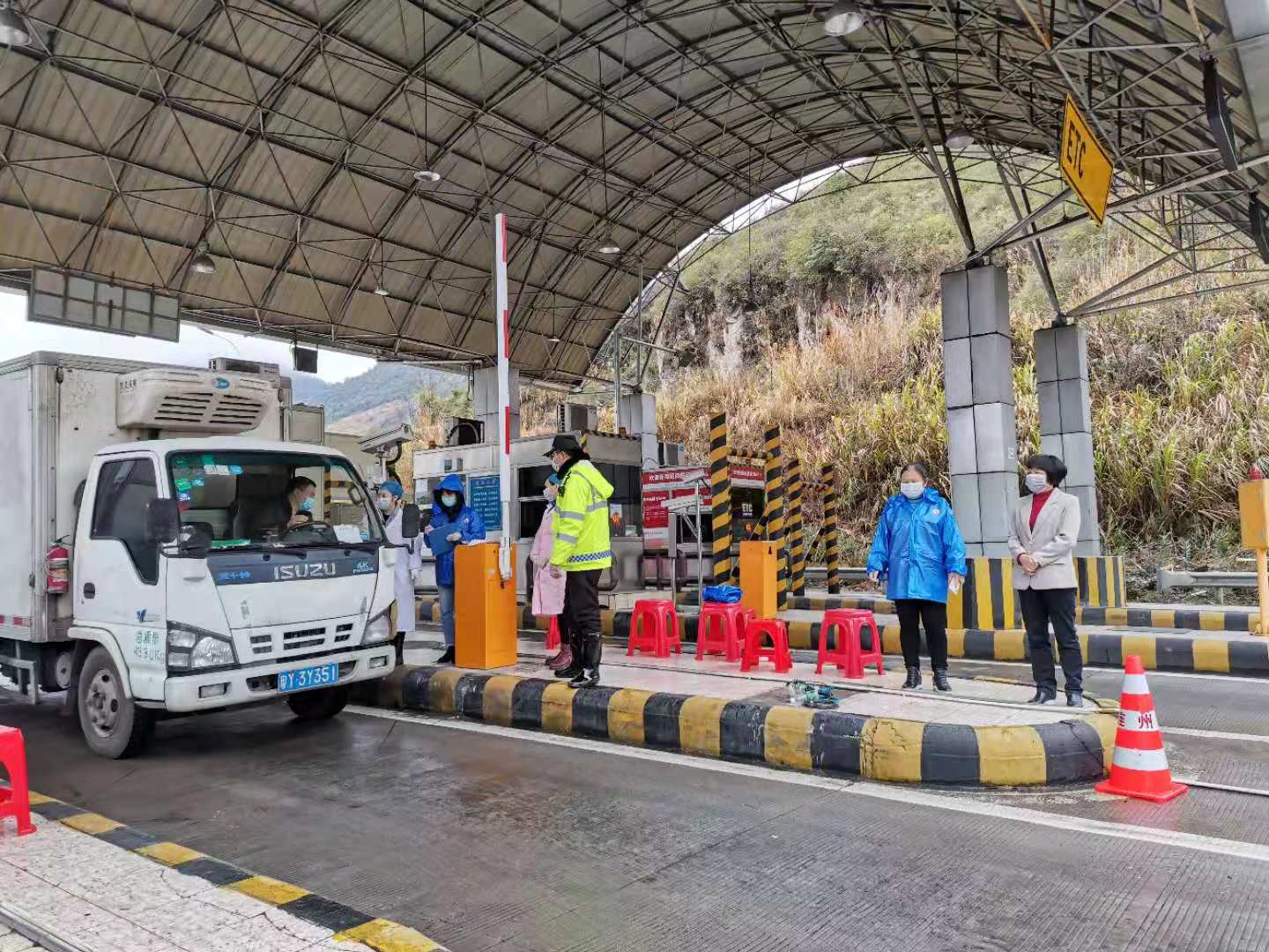 水足塘檢查站：值守人員對過往車輛、人員進行排查