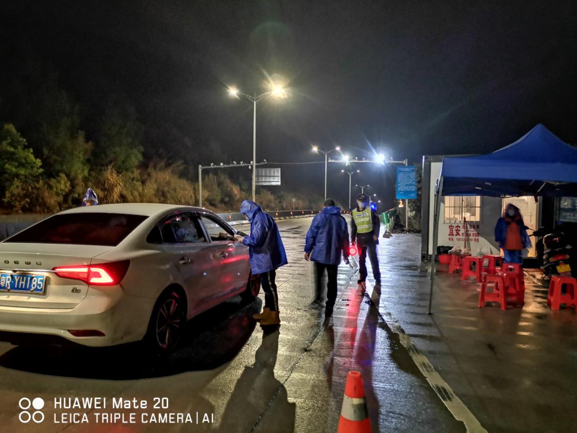 值守人員對過往車輛、人員進行排查