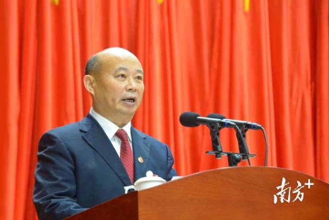 市政協(xié)黨組成員、副主席陳儀寧向大會(huì)報(bào)告五年來(lái)提案工作情況。張曉欣 攝