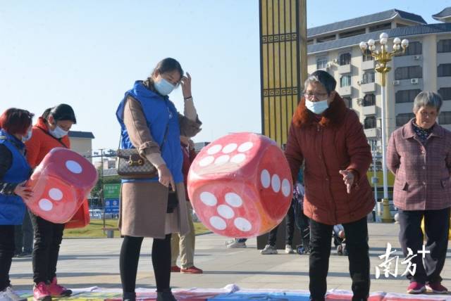 交通安全飛行棋游戲區(qū)。張曉欣 攝