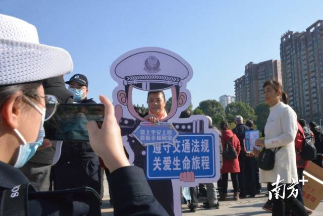 市民留影。張曉欣 攝