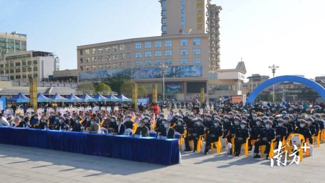 相關(guān)政府機(jī)關(guān)單位、行業(yè)代表、師生代表、市民群眾等參加活動(dòng)。張曉欣 攝
