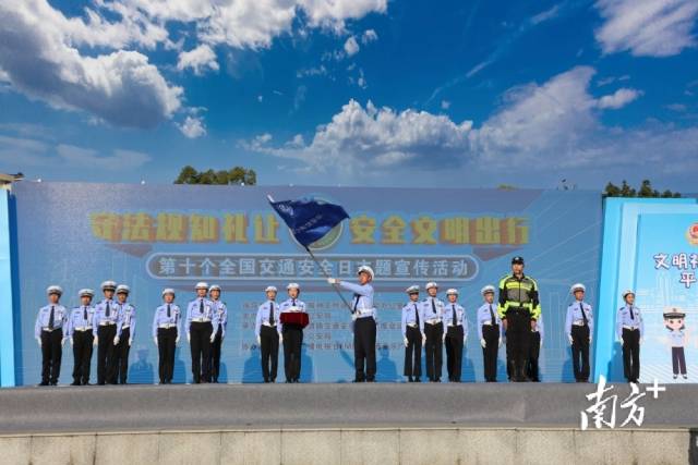 少年交警隊(duì)授旗儀式。廖劍鋒 攝