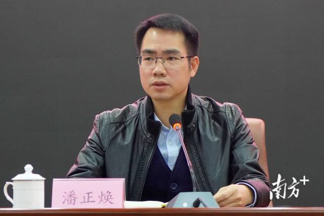 連州市委書(shū)記潘正煥提出，要始終切實(shí)把疫情防控當(dāng)作重點(diǎn)工作來(lái)抓，嚴(yán)防輸入性風(fēng)險(xiǎn)。張曉欣 攝
