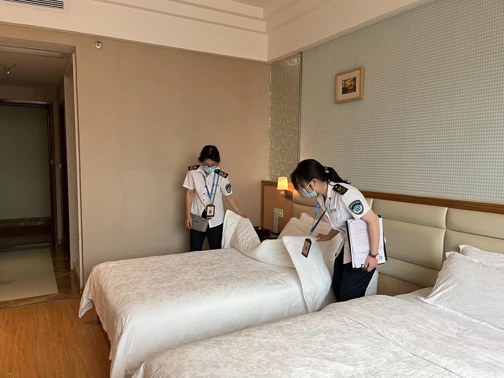 連州市衛(wèi)生監(jiān)督所執(zhí)法人員對公共用品用具清洗、消毒、保潔情況進行檢查.jpg