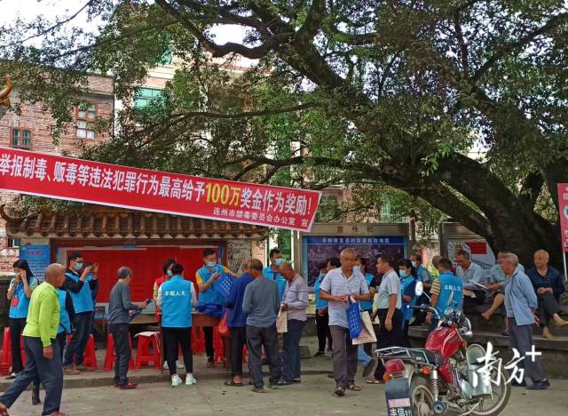 豐陽鎮(zhèn)人大代表在夏湟村的榕樹下舉行“微講堂”，用當(dāng)?shù)胤窖韵蛉罕娭v述毒品危害。通訊員供圖
