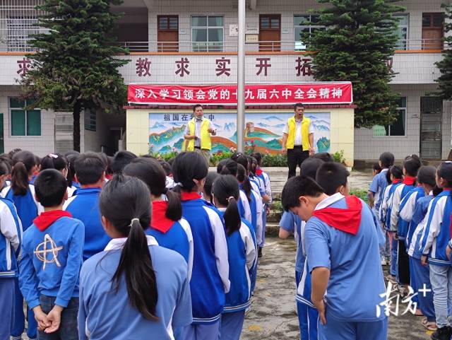 九陂鎮(zhèn)各中小學(xué)校開展未成年人防溺水安全教育宣傳。