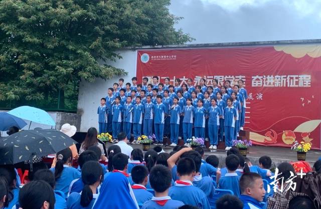 九陂鎮(zhèn)中心學(xué)校開展藝術(shù)展演活動(dòng)。