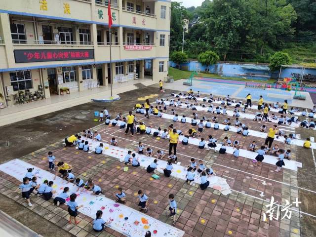 九陂鎮(zhèn)中心幼兒園開展“少年兒童心向黨”主題繪畫大賽。