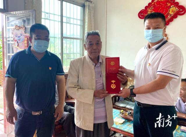 走訪慰問老黨員，并送上“光榮在黨50年”紀念章。