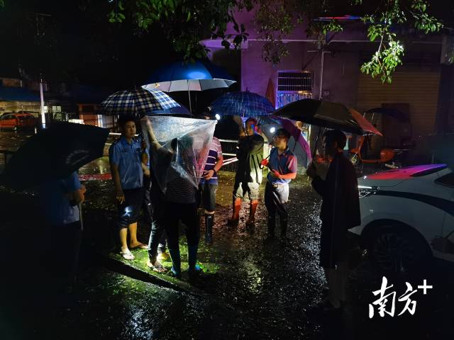 22日凌晨5時，轉移受困群眾。