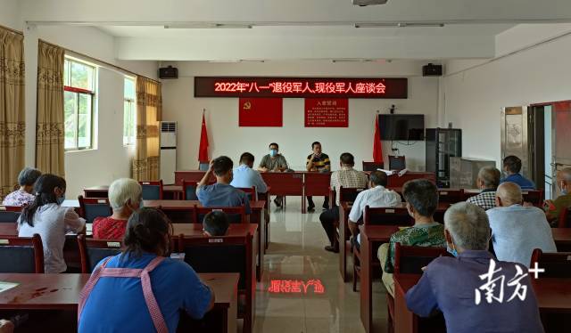 召開村級退役軍人、現役軍人座談會。