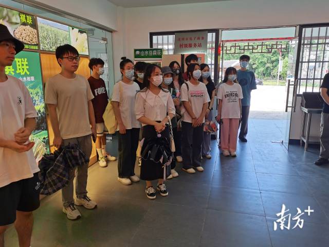 大學(xué)生們實(shí)地參觀了解家鄉(xiāng)經(jīng)濟(jì)發(fā)展。