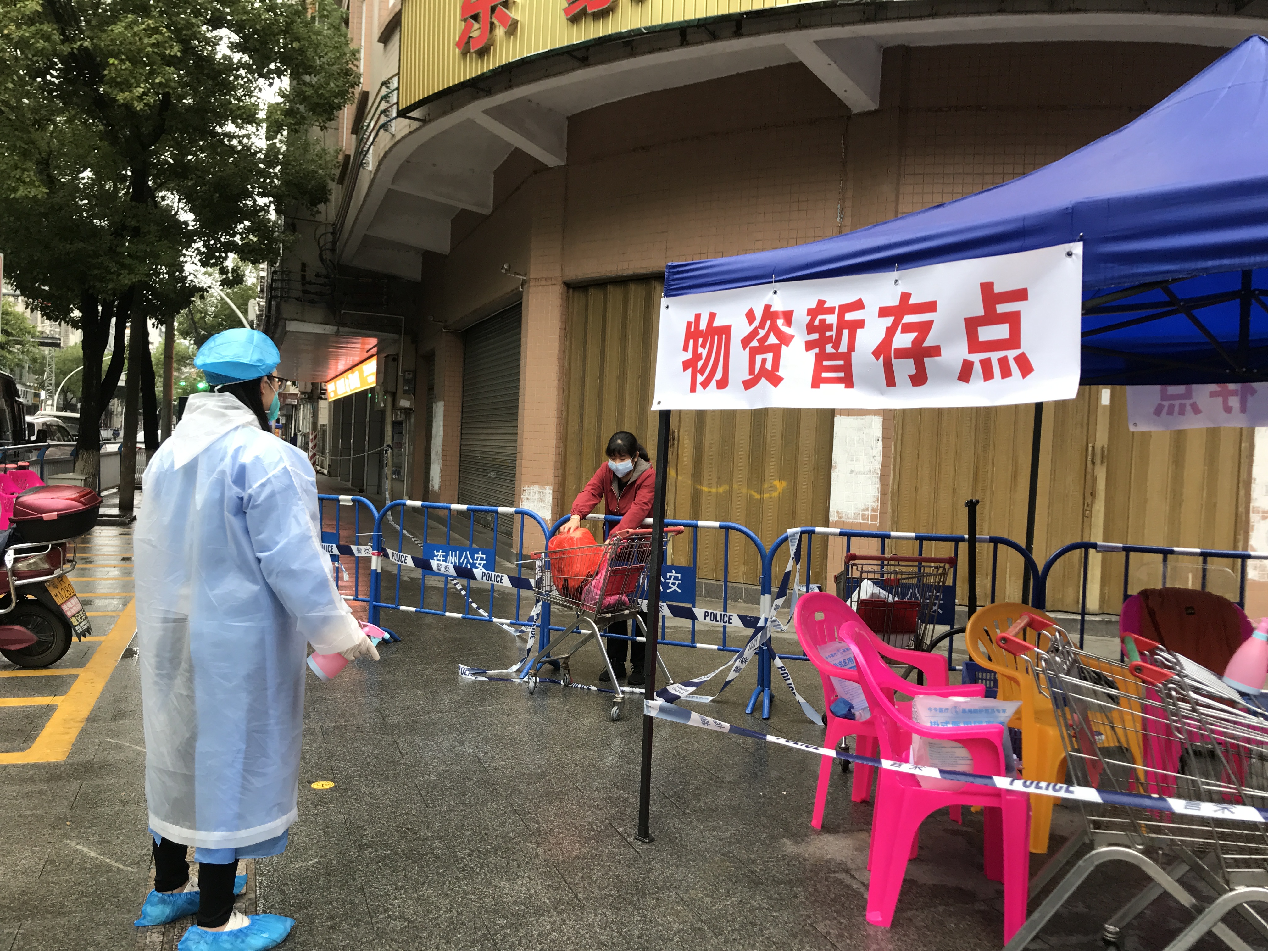 協助市民物轉運物資到物資暫存點.jpg