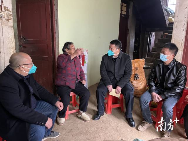 慰問老黨員。