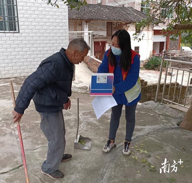 送上防疫健康包。