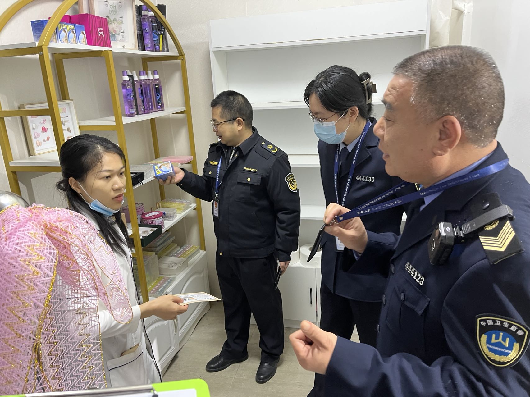 連州市衛(wèi)生健康局聯(lián)合市公安、市場監(jiān)督管理等部門開展打擊非法醫(yī)療美容專項檢查.jpg