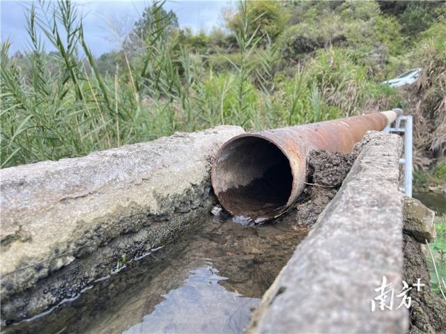 連接兩岸的跨河水渠。