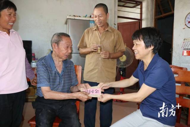 走訪慰問老黨員張臺。