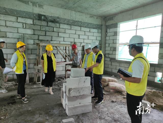 實(shí)地查看新建教學(xué)樓施工情況。
