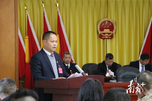 鄭劍鋒向大會(huì)作九陂鎮(zhèn)人民政府工作報(bào)告。