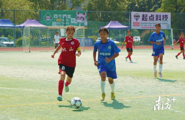 北山中學(xué)是全國首批“青少年校園足球特色學(xué)?！?。資料圖