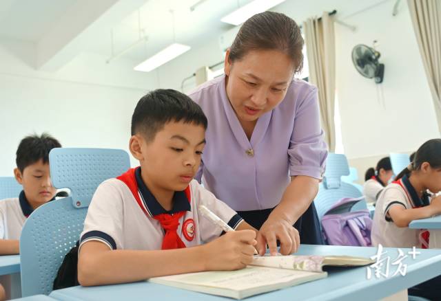 連州深化“縣管校聘”管理改革與“新強(qiáng)師工程”，促進(jìn)教師隊(duì)伍專業(yè)化發(fā)展。黃津 攝