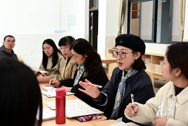中山大學(xué)生命科學(xué)學(xué)院碩士、廣州第六中學(xué)生物高級教師劉華正在點評高一年級生物課教學(xué)展示。黃瀅 攝