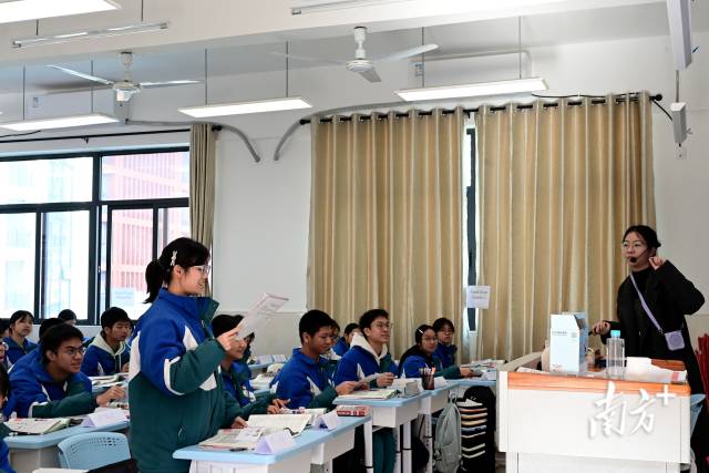 教學(xué)展示上，同學(xué)積極回答授課老師問題。黃瀅 攝