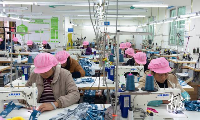 安尼歐服飾項目讓村民實現(xiàn)家門口就業(yè)。