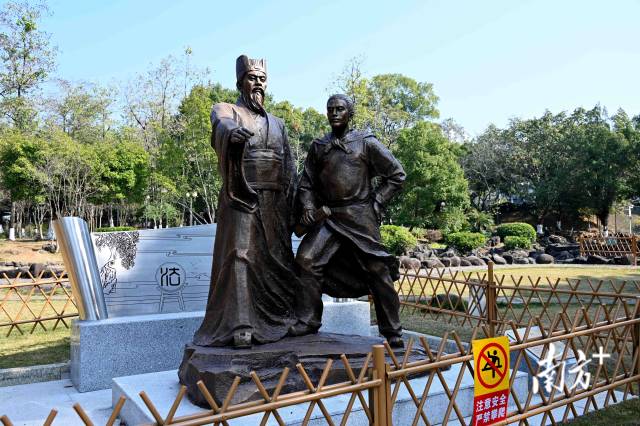 《區(qū)澤拒賞》雕像傳遞“公生明、廉生威”的廉潔理念。黃瀅 攝