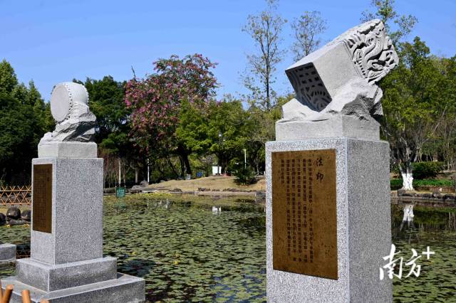 通過象征正義的法器造型與流水意象，詮釋法治公平公正、滋養(yǎng)萬物的本質(zhì)內(nèi)涵。黃瀅 攝