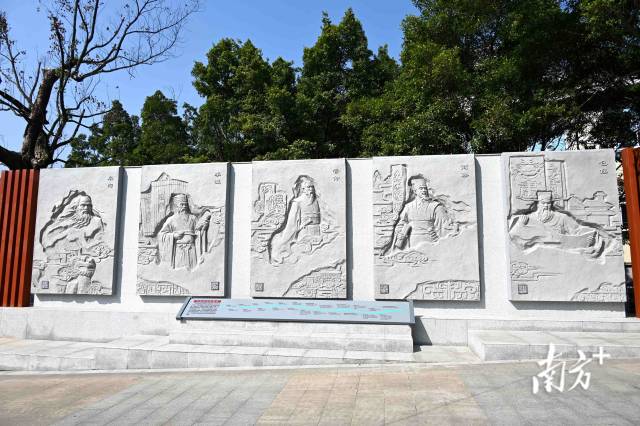 園內(nèi)《法治起源歷史長卷》浮雕生動勾勒從“蚩尤作刑”“皋陶造律”到現(xiàn)代法治建設(shè)的演進(jìn)歷程。黃瀅 攝