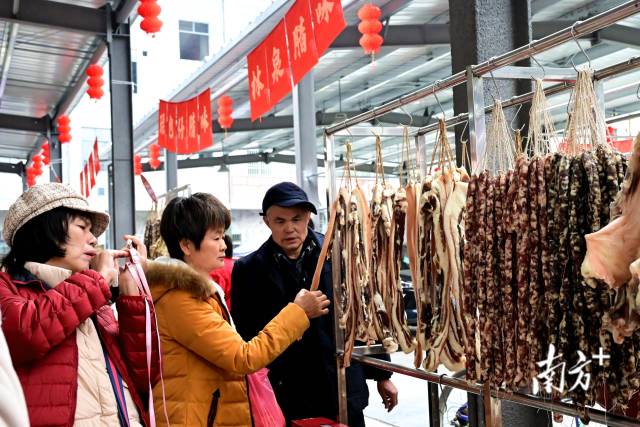 顧客挑選臘味。黃瀅 攝